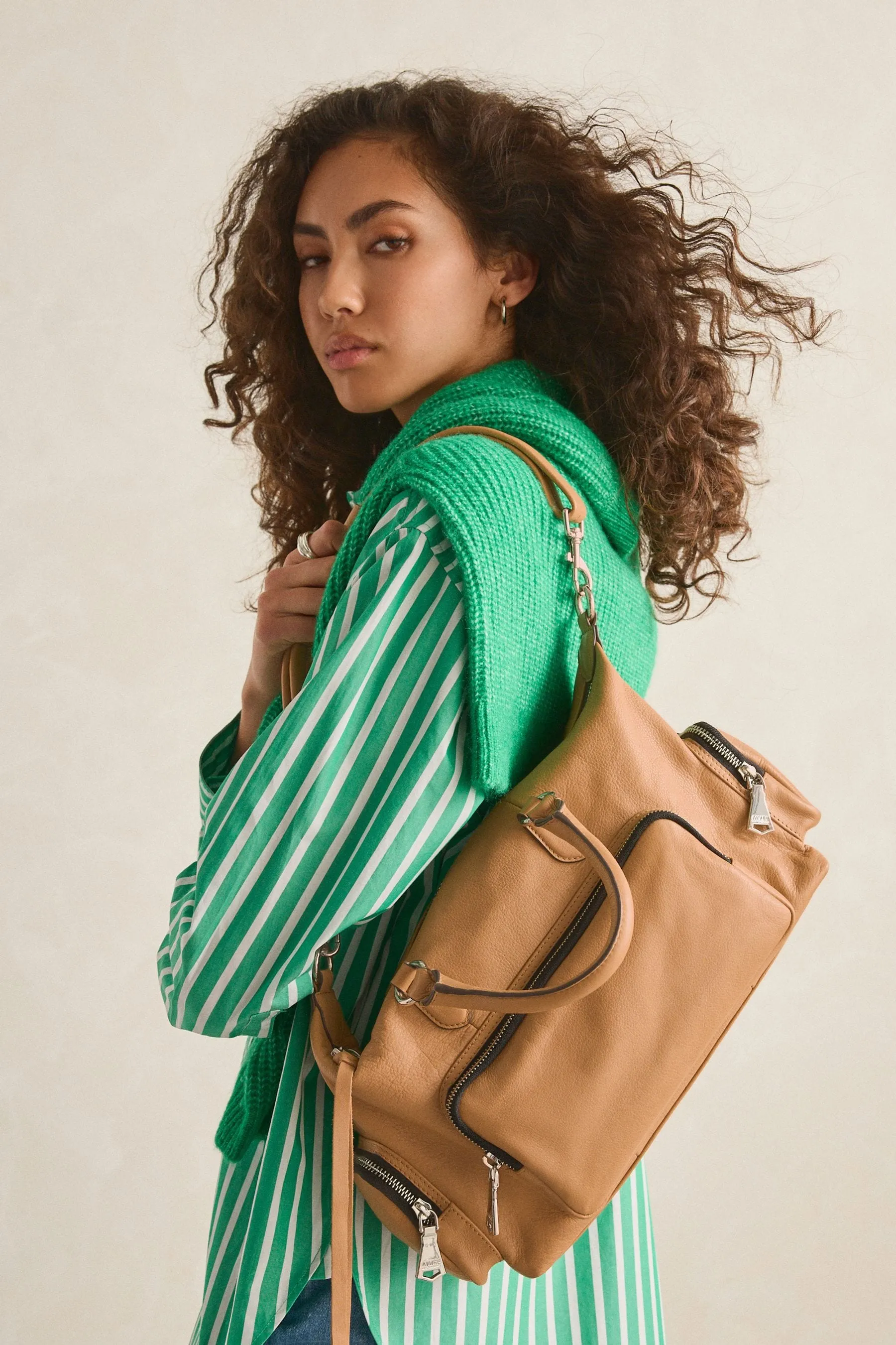 Marrone chiaro   - Borsa a mano in pelle con tasca e zip